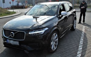 policjant opisuje zabezpieczony samochód
