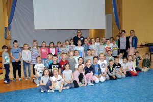 policjantka rozmawia z dziećmi podczas spotkania w szkole