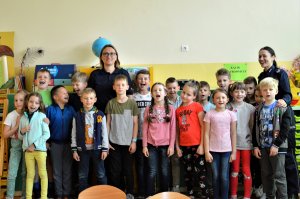 policjantka rozmawia z dziećmi podczas spotkania w szkole