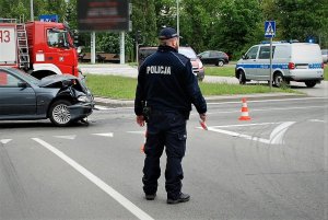 policjanci pracujący na miejscu wypadku