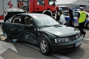 policjanci pracujący na miejscu wypadku