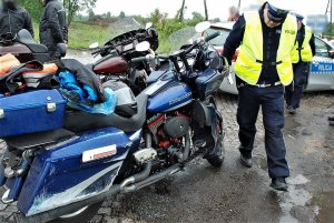 policjanci wykonują czynności na wypadku drogowym