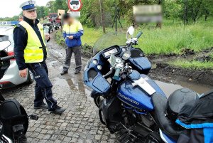 policjanci wykonują czynności na wypadku drogowym