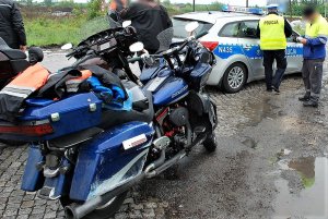policjanci wykonują czynności na wypadku drogowym