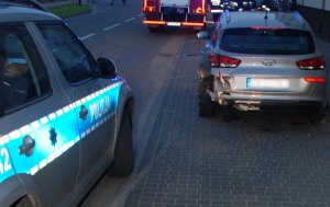 policjanci wykonują czynności na wypadku drogowym