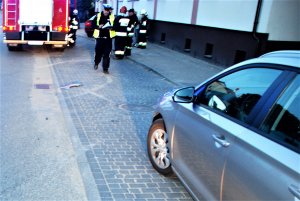 policjanci wykonują czynności na wypadku drogowym