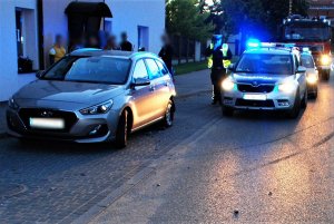 policjanci wykonują czynności na wypadku drogowym