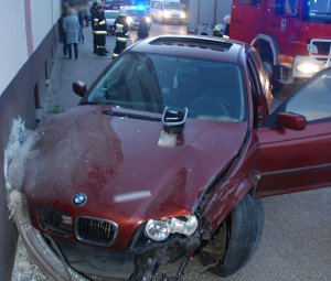 policjanci wykonują czynności na wypadku drogowym