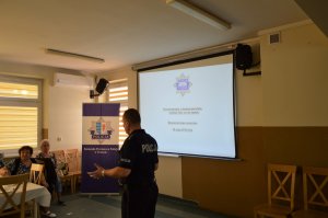 policjant prowadzi spotkanie dla mieszkańców