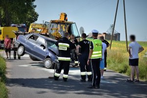 policjant wykonuje czynności na wypadku drogowym