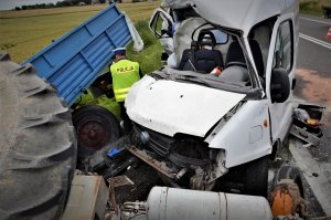 policjant wykonuje czynności na wypadku