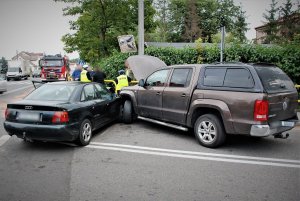 policjanci wykonują czynności na wypadku drogowym