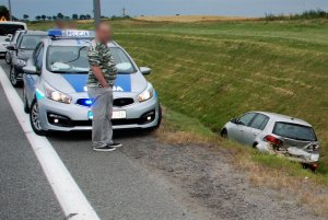 policjanci wykonują czynności na wypadku