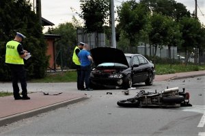 policjanci pracują na wypadku drogowym