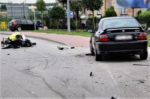 policjanci pracują na wypadku drogowym