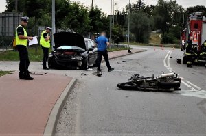 policjanci pracują na wypadku drogowym