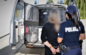 policjantka prowadzi zatrzymaną