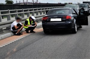 policjantka pracuje na miejscu wypadku