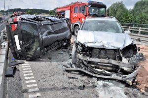 policjantka pracuje na miejscu wypadku