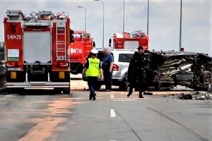 policjantka pracuje na miejscu wypadku