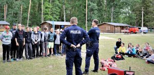 policjanci wykonują czynności podczas wakacji