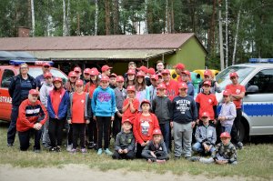 policjanci wykonują czynności podczas wakacji