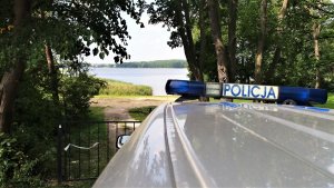 policjanci wykonują czynności podczas wakacji