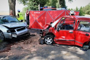 policjanci pracują na wypadku drogowym