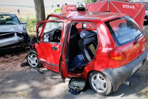 policjanci pracują na wypadku drogowym