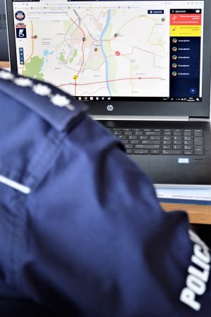 policjant wykonuje czynności przy KMZB