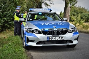 policjanci pracują na miejscu wypadku