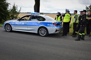 policjanci na miejscu wypadku