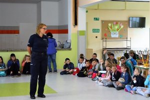 policjantka prowadzi spotkanie
