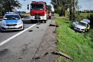 policjanci pracują na miejscu wypadku