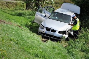 policjanci pracują na miejscu wypadku