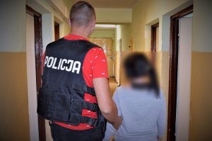 policjant prowadzi zatrzymaną