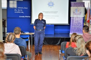 policjanci przeprowadzają debatę społeczną