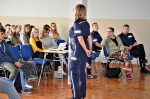 policjanci przeprowadzają debatę społeczną