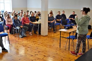 policjanci przeprowadzają debatę społeczną