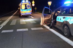 policjanci pracują na wypadku drogowym