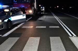 policjanci pracują na wypadku drogowym