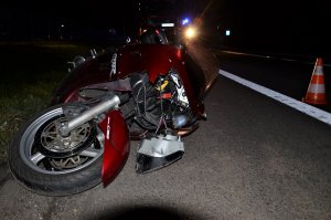 policjanci pracują na wypadku drogowym
