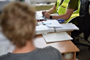 policjant przesłuchuje zatrzymanego