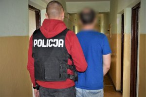 policjanci wykonują czynności z zatrzymanym