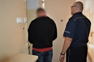policjanci wykonują czynności z zatrzymanym