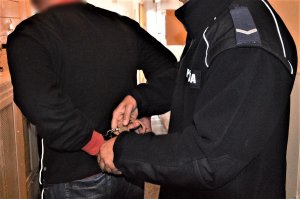 policjanci wykonują czynności z zatrzymanym