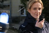 policjantka rozmawia przez radiostację