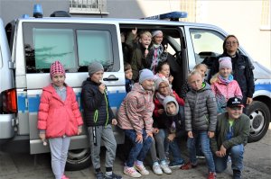 policjantka na spotkaniu z dziećmi