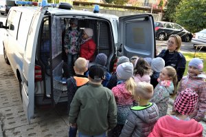 policjantka na spotkaniu z dziećmi