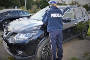 policjanci zabezpieczają pojazdy